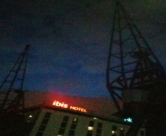 570X469 HOTELS & CRANES 2