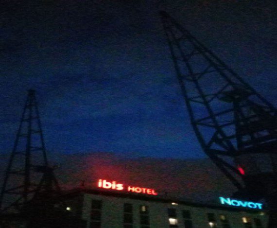 570X469 HOTELS & CRANES